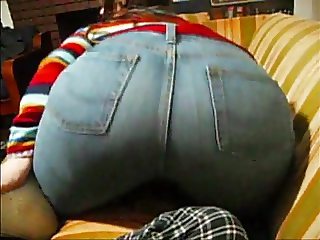 Pawg with big booty in jeans bend over